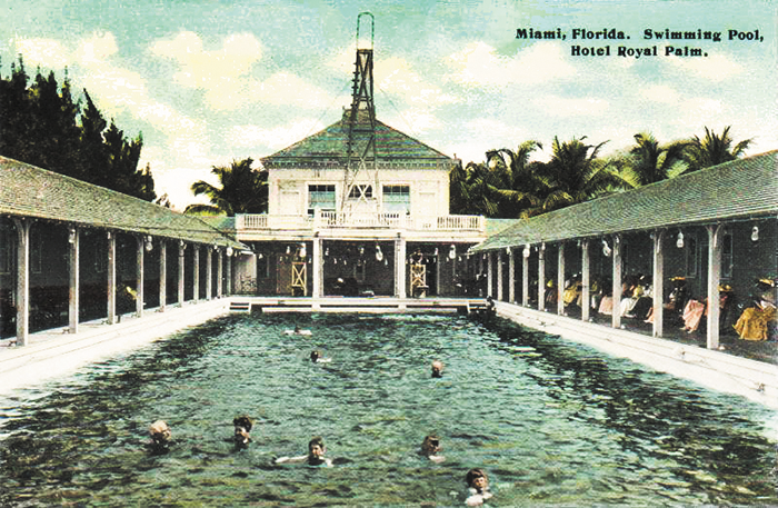 Postal de la primera piscina de Miami en el Hotel Royal Palm (1912)  Nótese el área para que las damas tomaran sol (a la derecha de la imagen). 