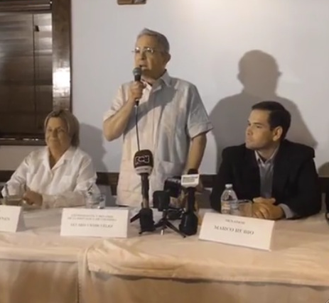 De izq. a der: Congresista Ileana Ross-Lethinen, Expresidente Álvaro Uribe Véliz y Senador Marco Rubio. Foto: Intégrate News